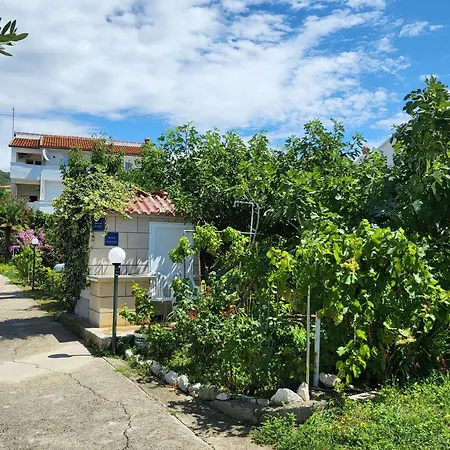 Banjol 2008b Apartment